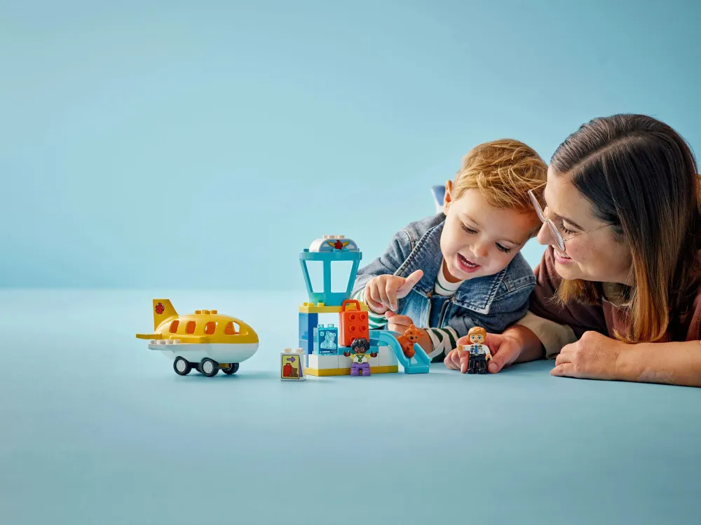DUPLO® 10443 Prvýkrát na letisku