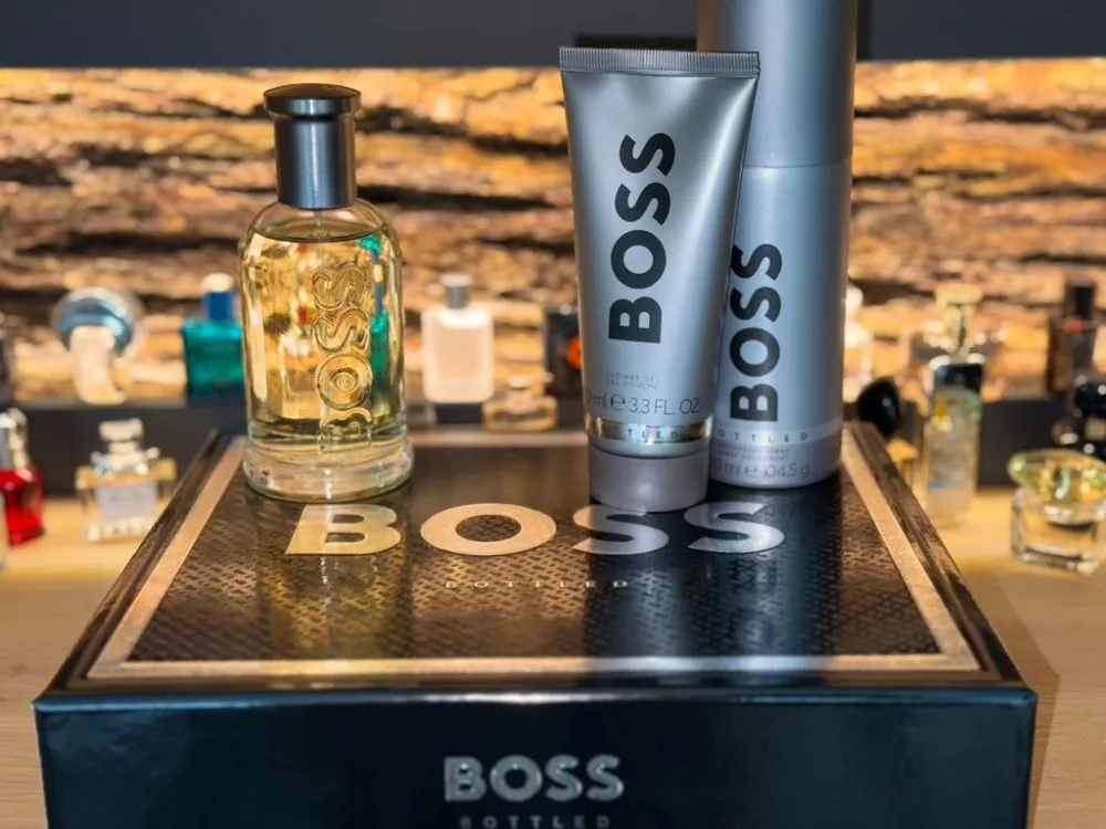 Boss Bottled darčeková sada pre mužov toaletná voda 100 ml + sprchový gél 100 ml + deosprej 150 ml 100 ml + sprchový gel 100 ml + deosprej 150 ml