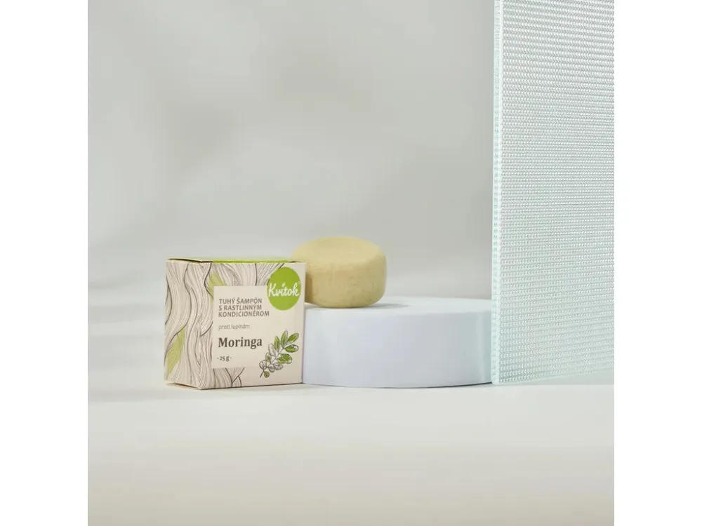 Kvitok Tuhý šampón s kondicionérom proti lupinám Moringa (25 g) - lesklé vlasy bez lupín
