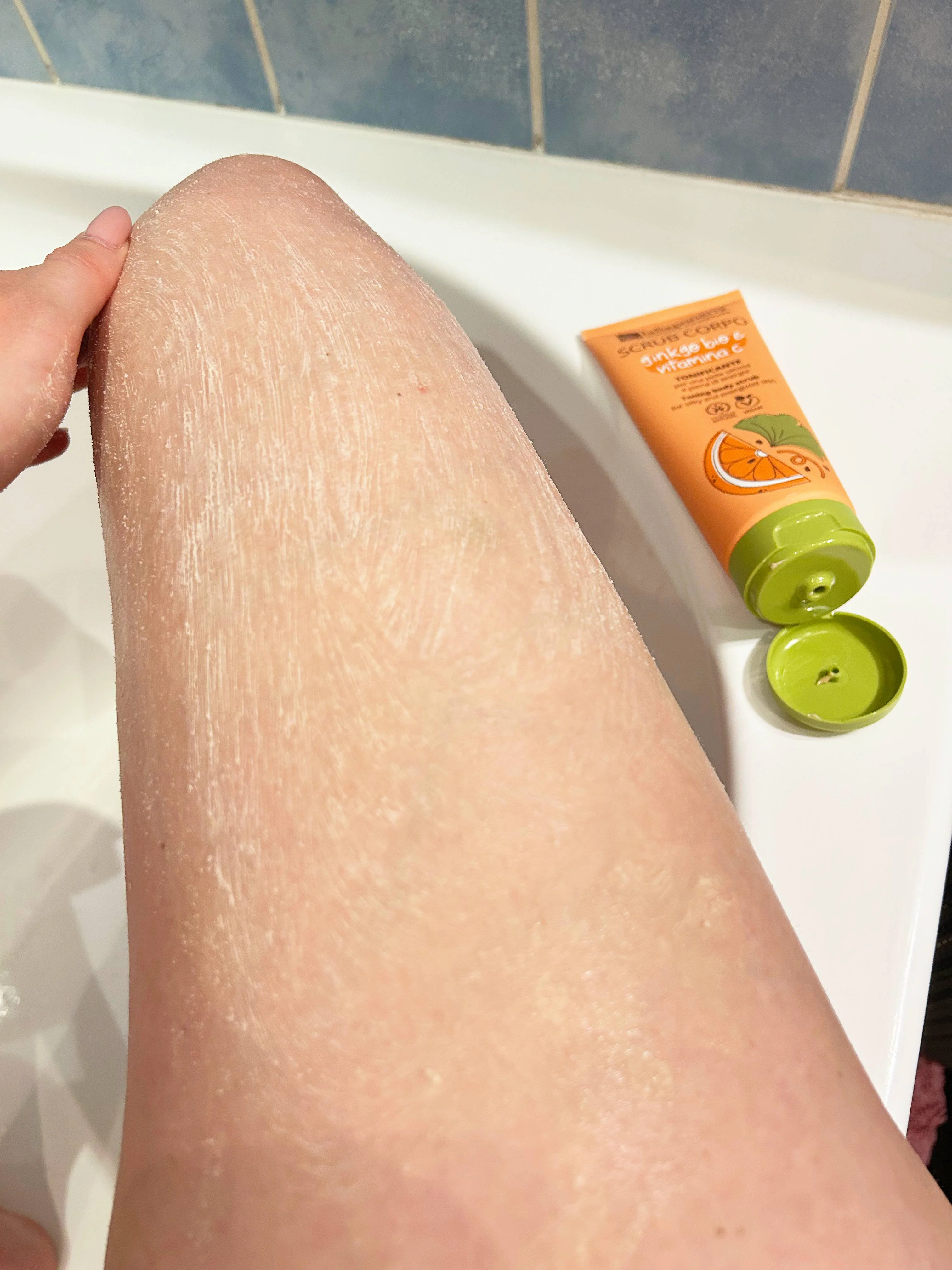 laSaponaria Telový peeling s BIO ginkgo biloba a vit. C 200 ml - pre hebkú a žiarivú pokožku