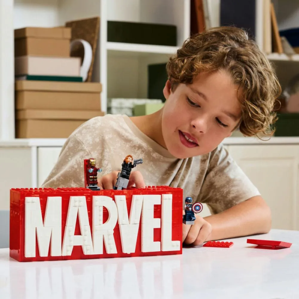 Marvel 76313 Logo MARVEL a minifigúrky