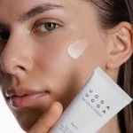 Uoga Uoga Jemný pleťový peeling s extraktom z duly Swirl (40 ml) - vhodné aj pre citlivú pokožku