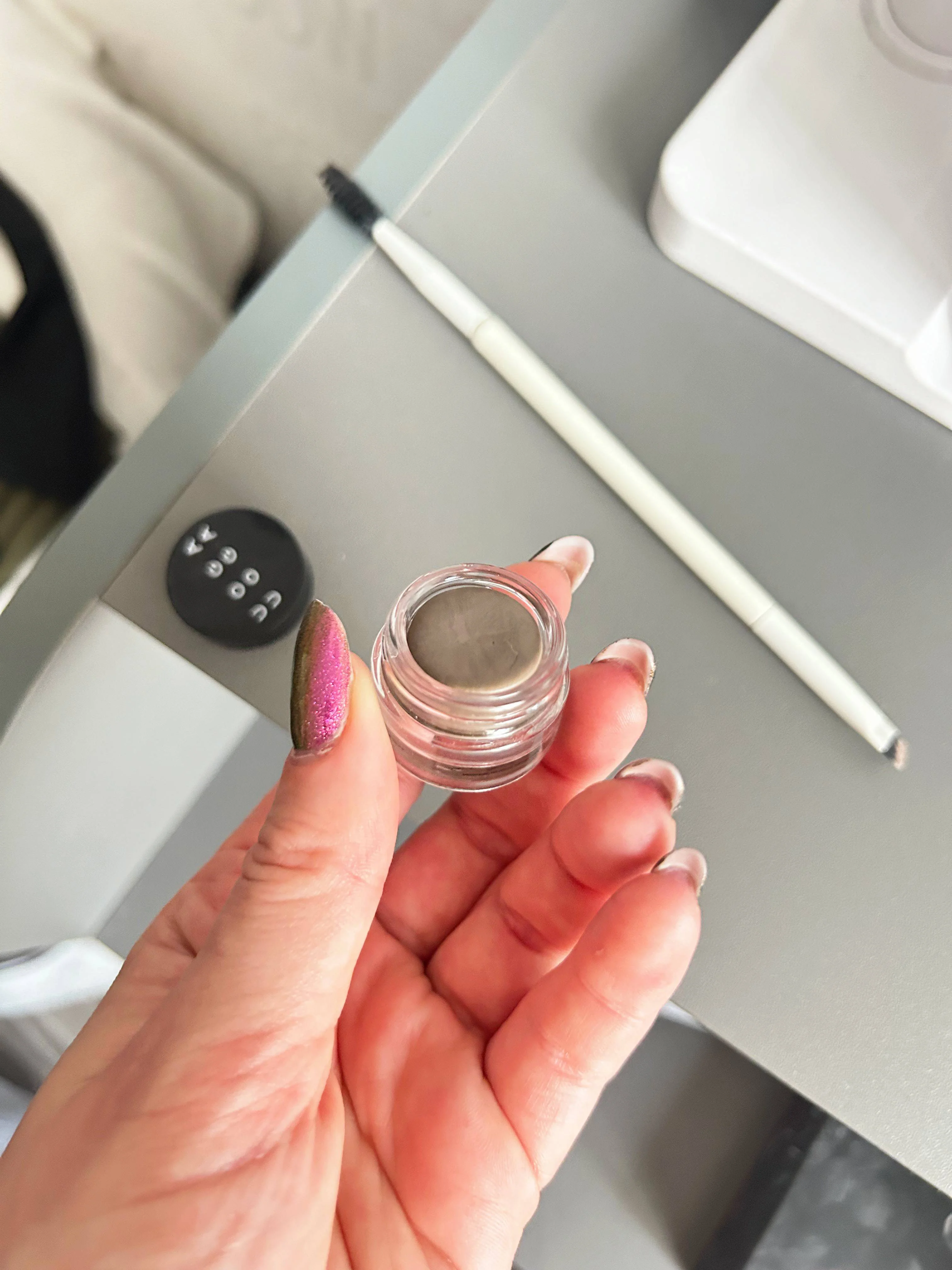 Uoga Uoga Krémová pomáda na obočie (2,5 ml) 797 Pebbles & Salt - Blonde - 3 odtiene pre opticky hustejšie obočie