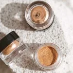 Uoga Uoga Minerálne sypké očné tiene s jantárom (1 g) 703 Frost - 10 odtieňov