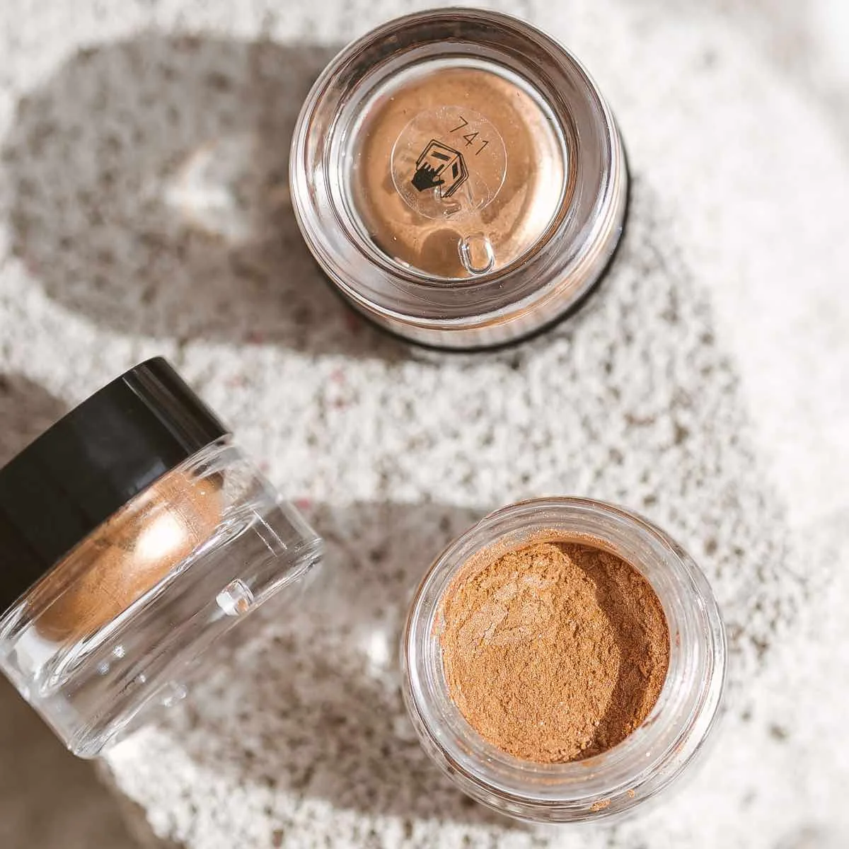 Uoga Uoga Minerálne sypké očné tiene s jantárom (1 g) 710 Naked & Happy - 10 odtieňov