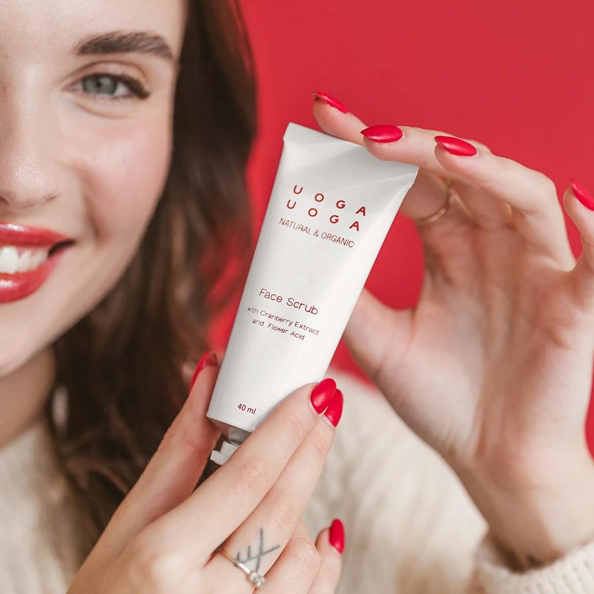 Uoga Uoga Regeneračný pleťový peeling s brusnicami (40 ml) - pre hladšiu a rozjasnenú pokožku