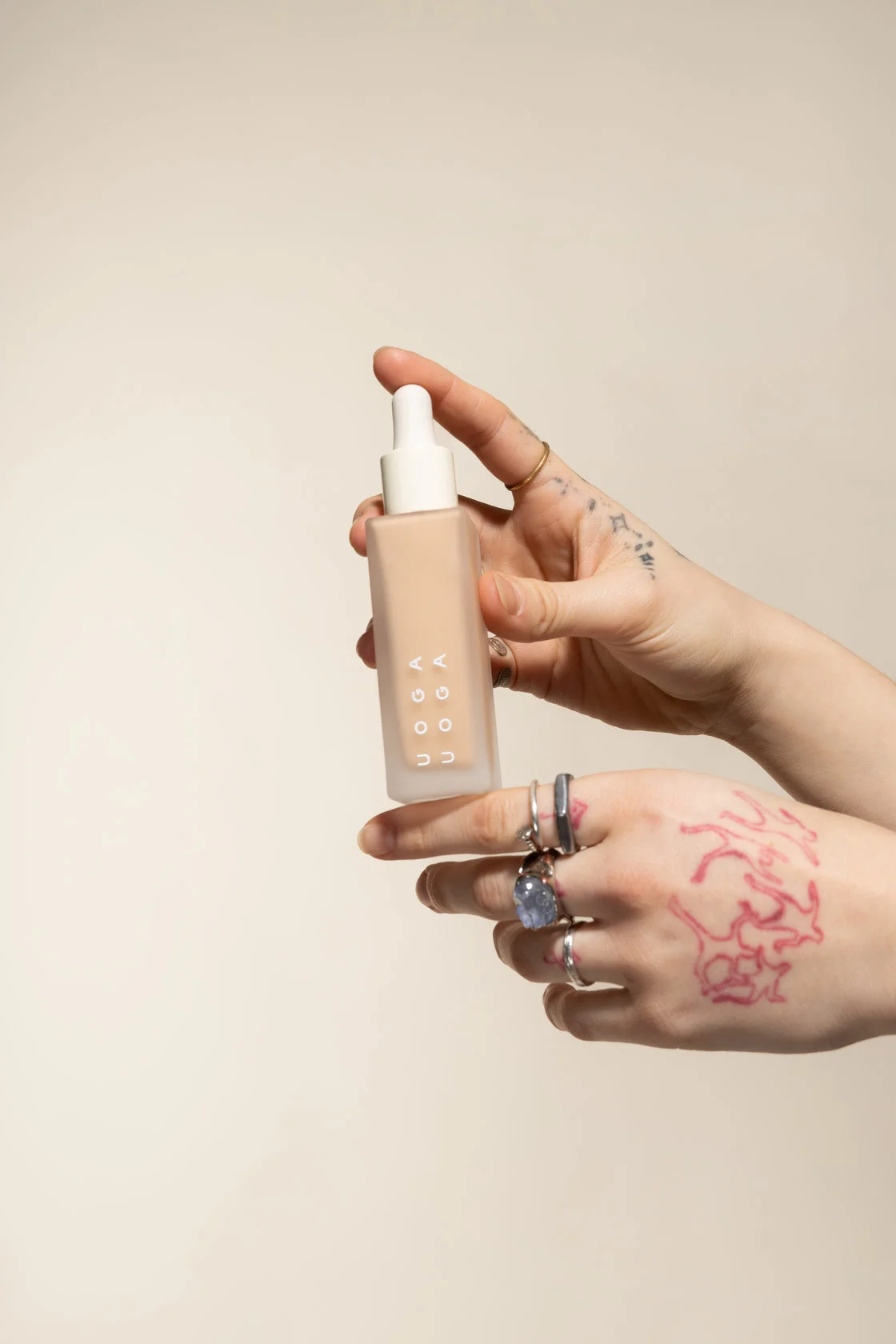 Uoga Uoga Tekutý minerálny make-up a sérum SPF 20 BIO (30 ml) 682 Foamy Sea - hydratuje a chráni pleť
