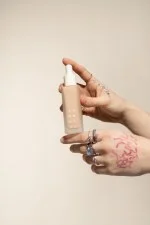 Uoga Uoga Tekutý minerálny make-up a sérum SPF 20 BIO (30 ml) 686 Wind and Water - hydratuje a chráni pleť