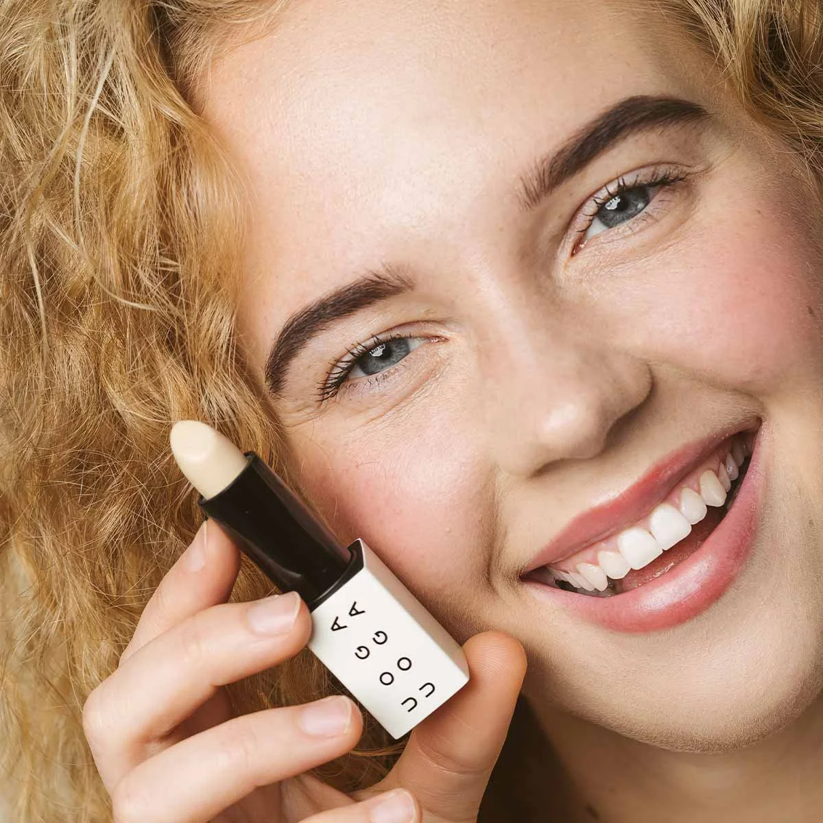 Uoga Uoga Tuhý korektor (4 g) Special Agent 003 - 653 Medium Light - špeciálny agent na pleťové nedokonalosti