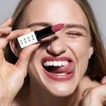 Uoga Uoga Vyživujúci rúž (4 g) 616 Wildberry - 6 odtieňov na báze minerálov