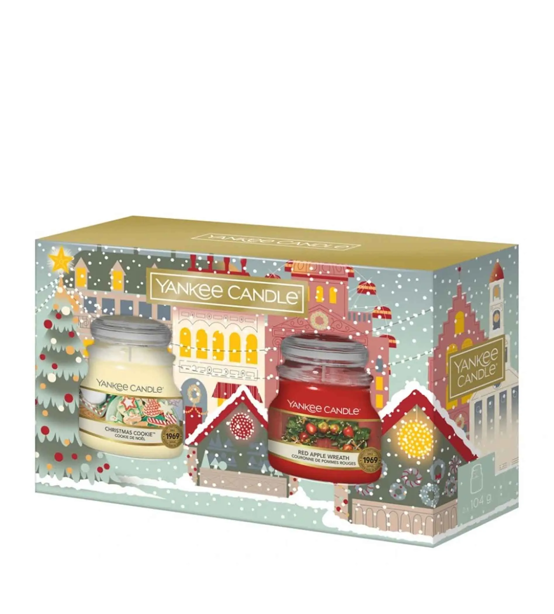 Passport to the Holidays darčeková sada vonná sviečka Christmas Cookie 104 g + vonná sviečka Red Apple Wreath 104 g Christmas Cookie 104 g + Red Apple Wreath 104 g