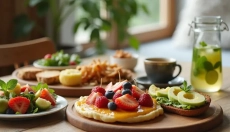 Brunch doma zvládnete ľahko, keď skombinujete sladké, slané a jednu teplú vec, ktorá zasýti.