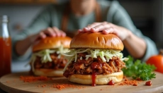 Burger s trhaným mäsom je obľúbenou voľbou v reštauráciách aj domácnostiach