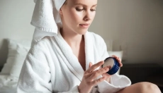 Čo je urea a na čo sa používa, ak vás trápia suché ruky, šupinky alebo popraskané päty?