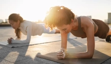 Plank je jednoduchý cvik, ktorý posilní stred tela, keď ho robíte správne.