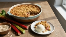 Rebarborový crumble s ovsnou drobenkou nikdy nezklame