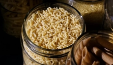 Celozrnné těstoviny mají několik výhod:

1. **Vyšší nutriční hodnota**: Celozrnné těstoviny obsahují