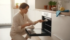 Zbavte sa ľahko nečistôt medzi sklami dvierok rúry